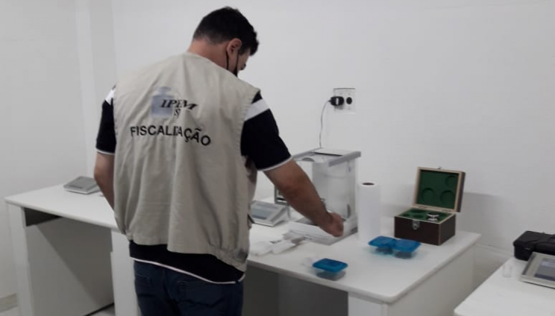 Ipem-SP verifica pesos padrão para indústria e oficinas de manutenção de balanças, na Vila Guilherme, região norte da capital 